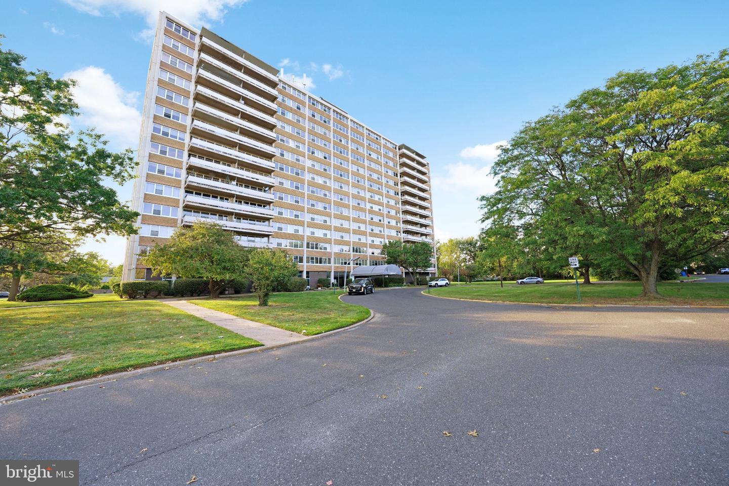 904 Barclay Towers — photo