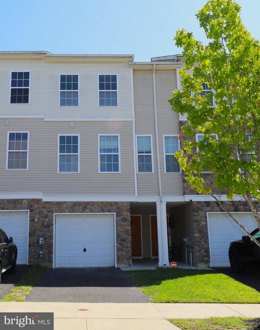 10 Rowand Way E — photo