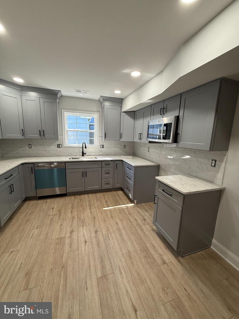 7017 Collins Ave — photo