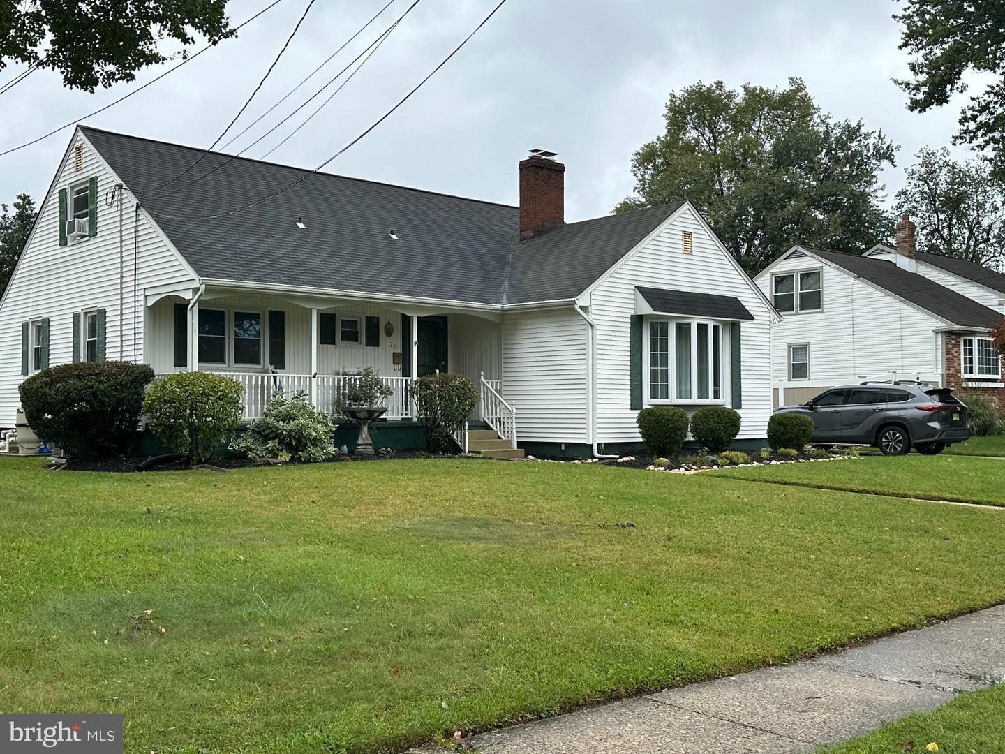 211 S Woodstock Dr — photo
