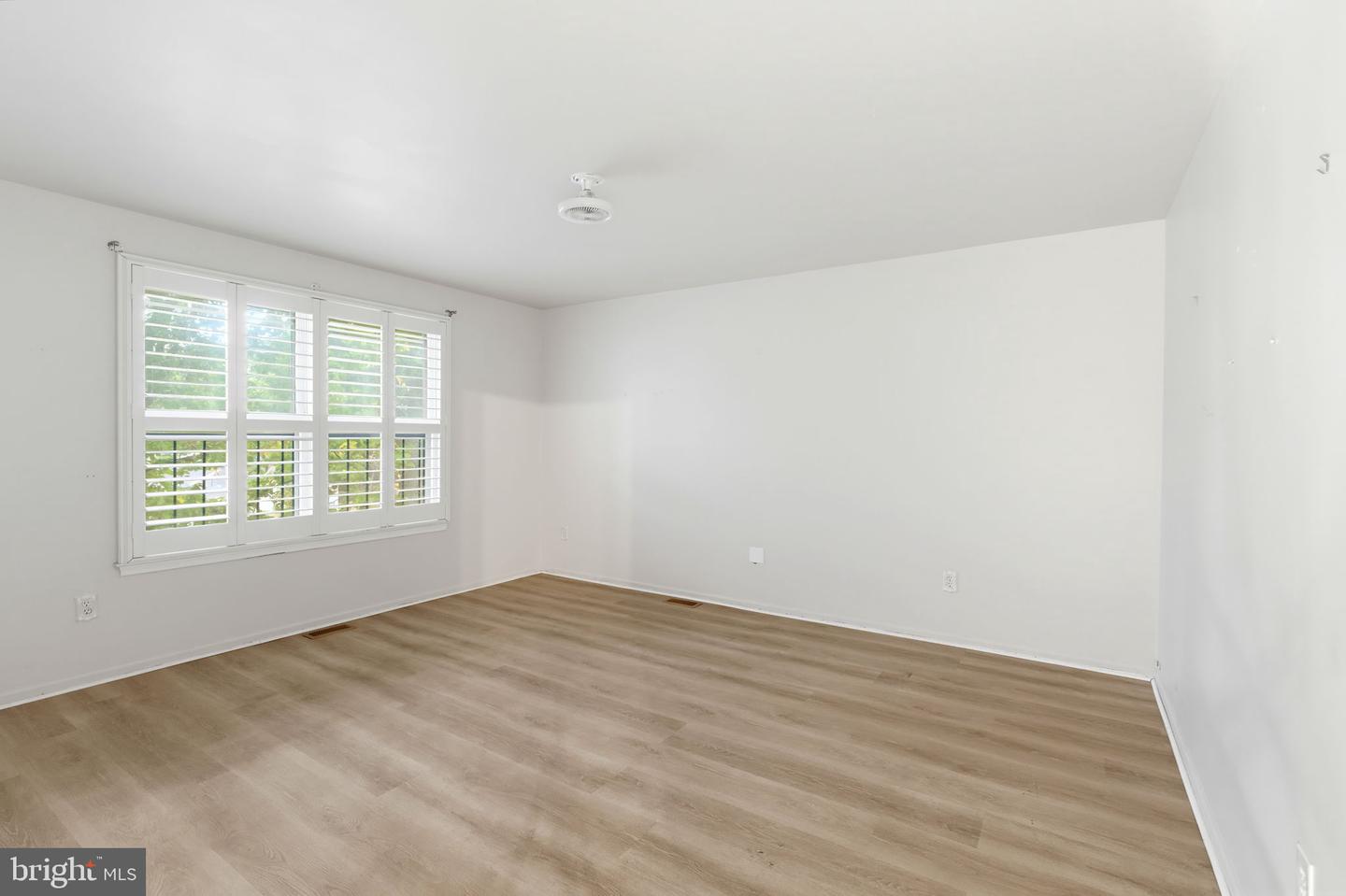 31 Signal Dr — photo