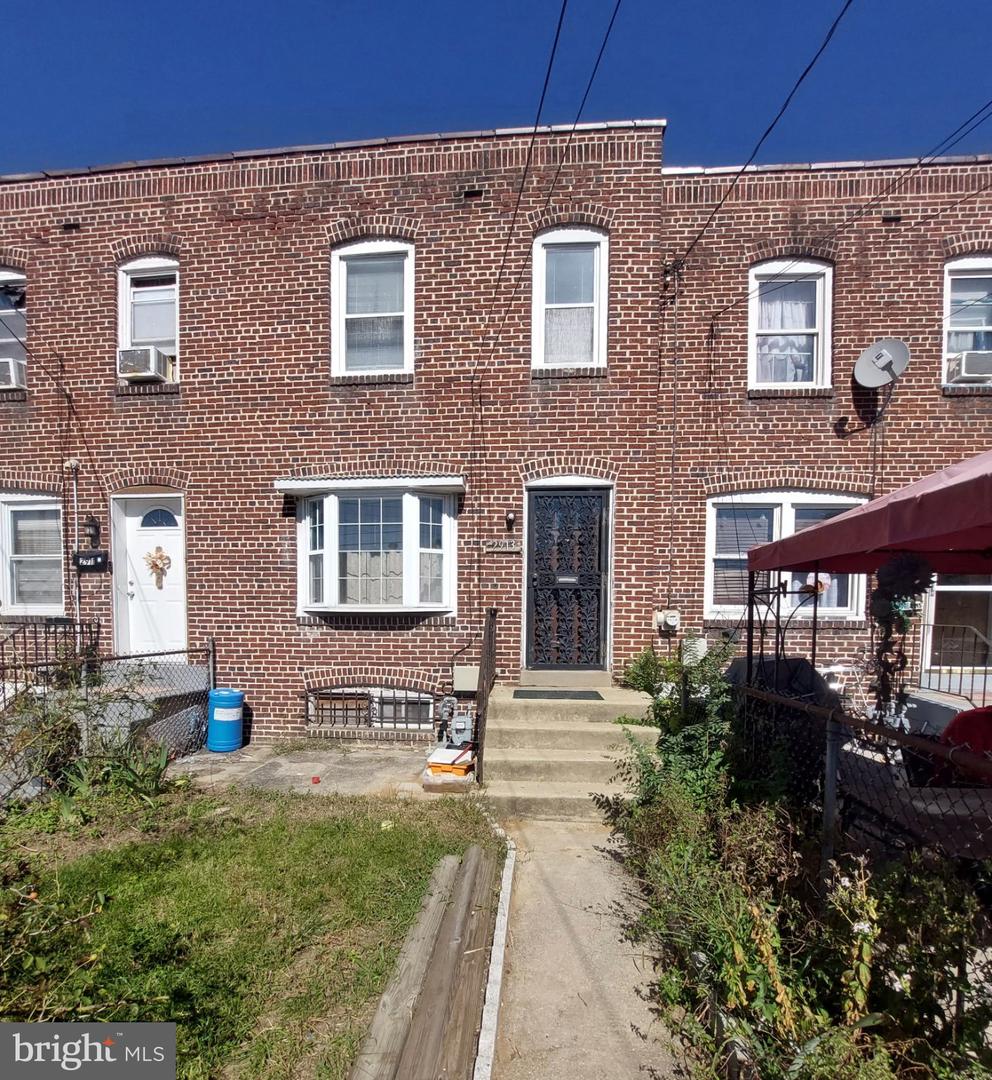 2913 Royden St — photo
