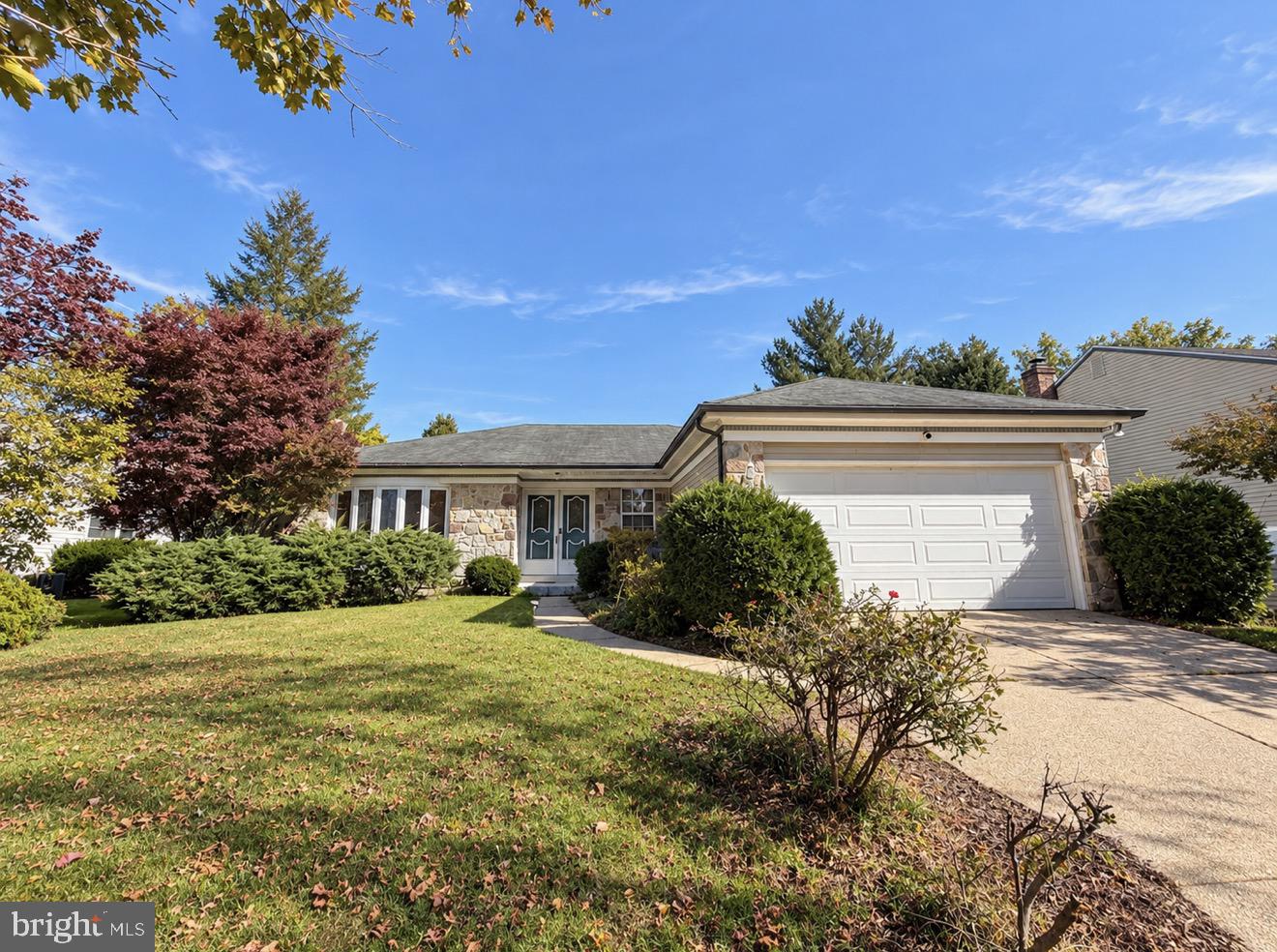 8 W Brook Dr — photo