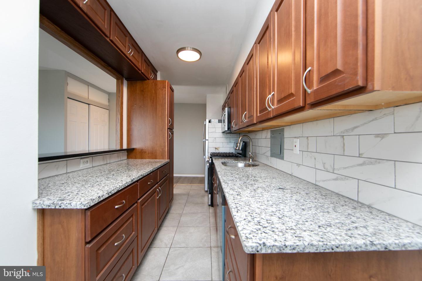 807 Barclay Towers Walk — photo