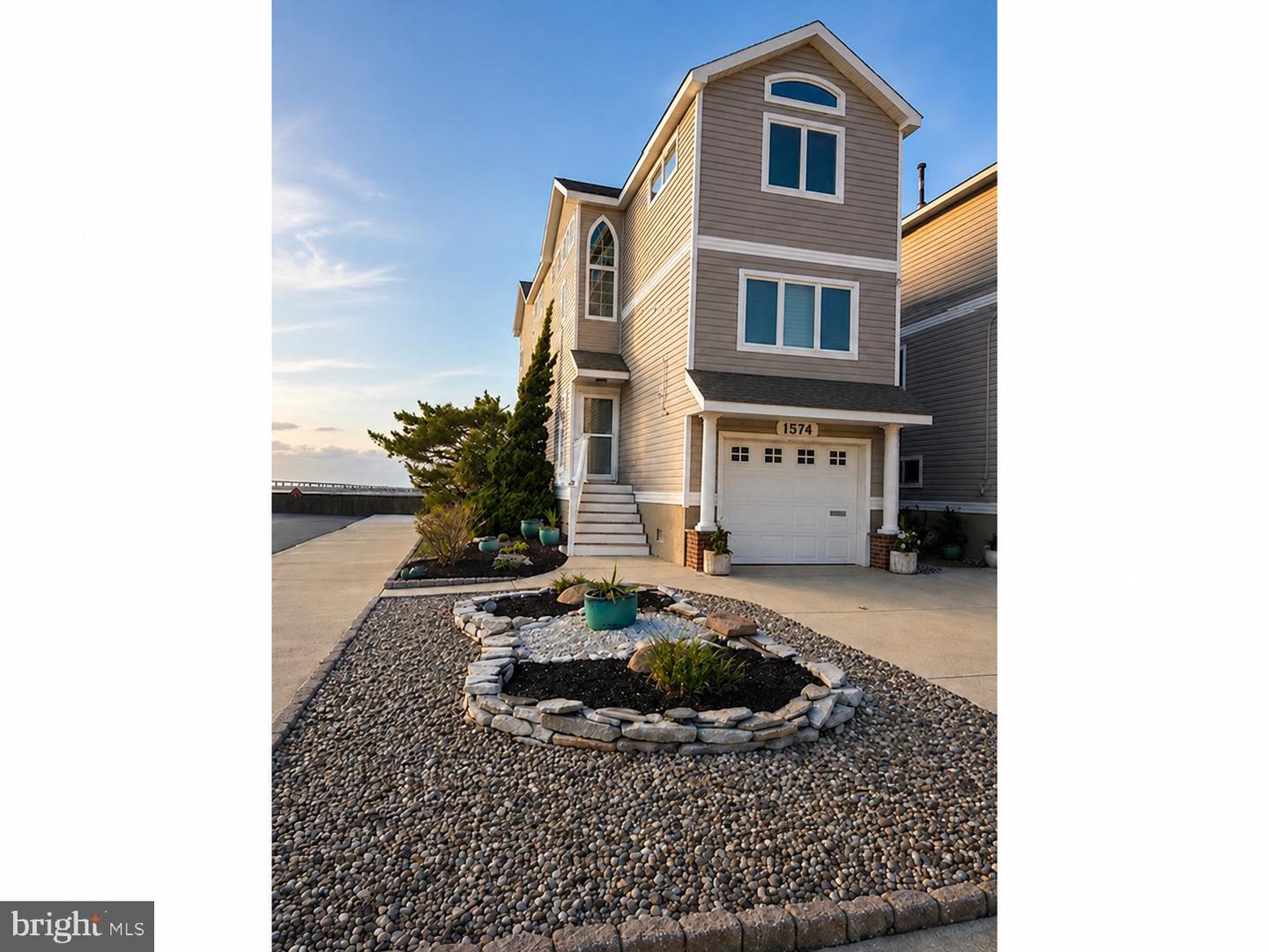 1574 Pleasure Ave — photo