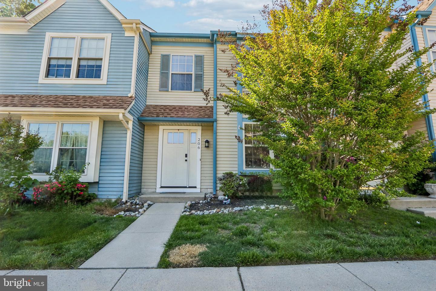206 Douglas Ct — photo