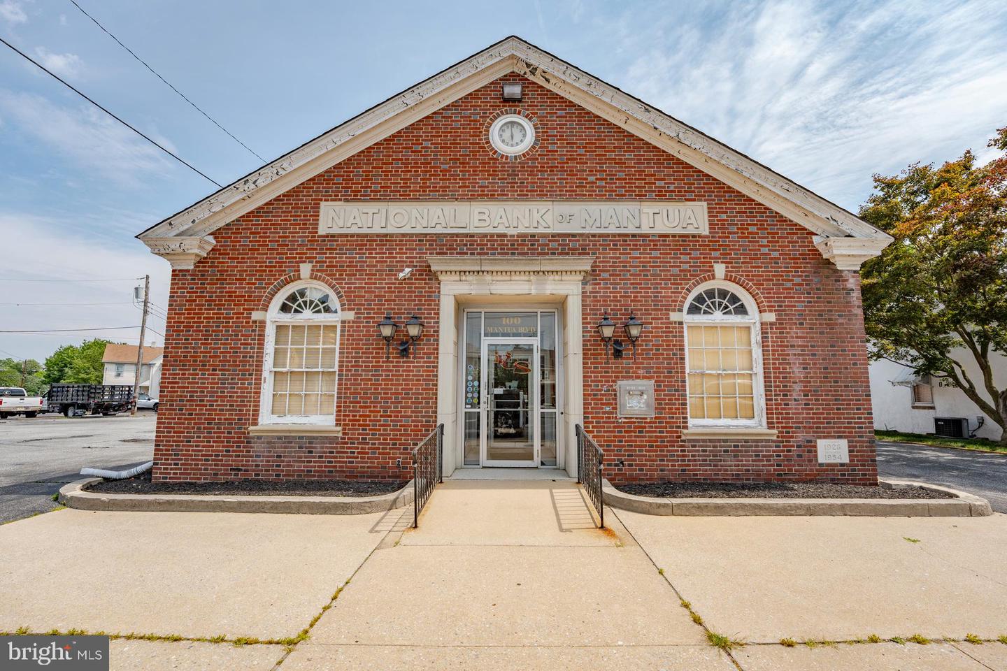 100 Mantua Blvd — photo