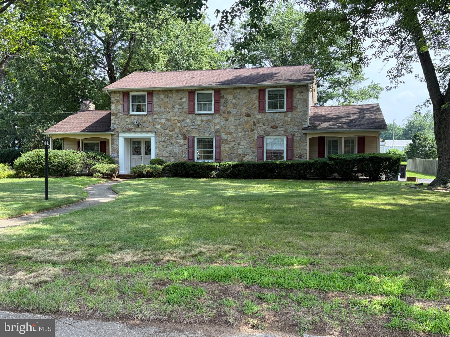 8 Colonial Dr — photo