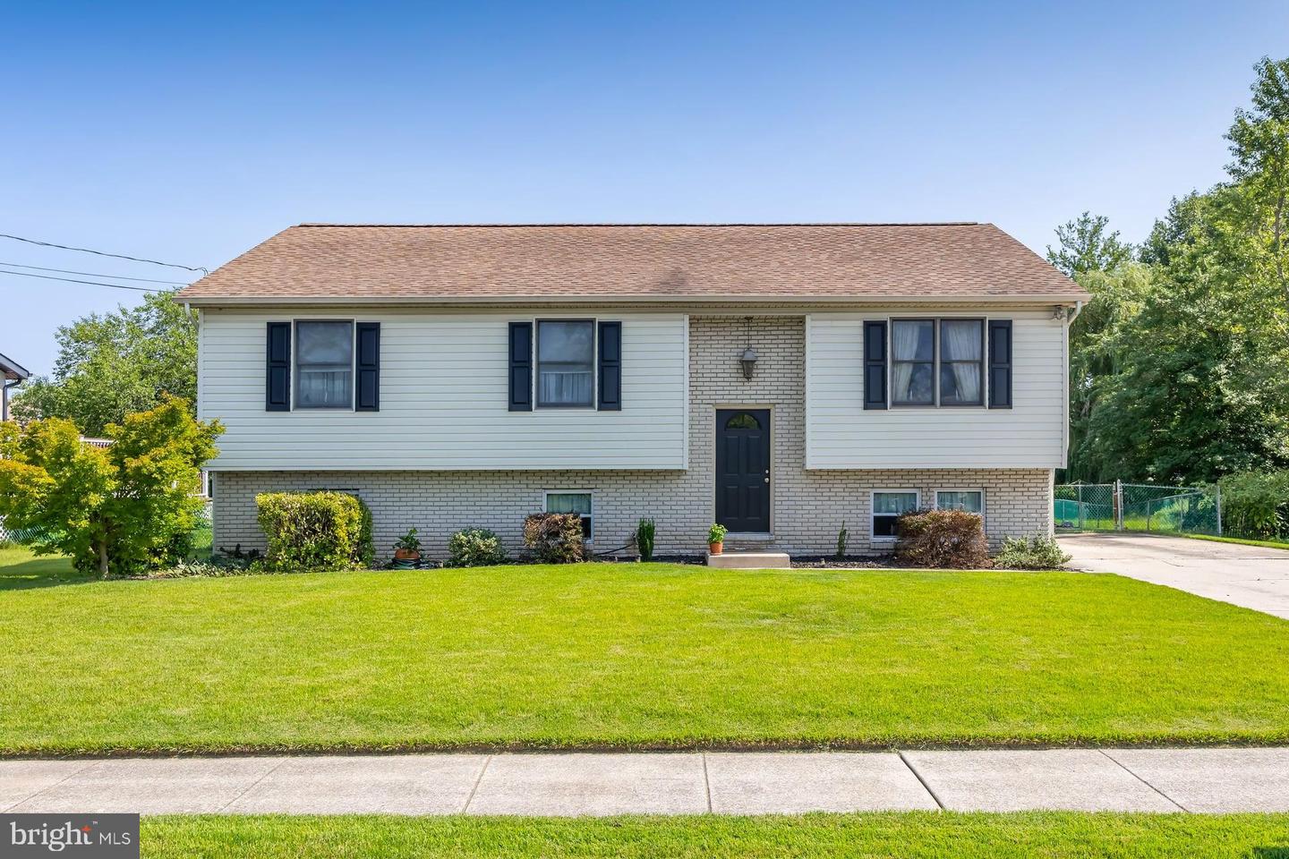 747 Willow Dr — photo