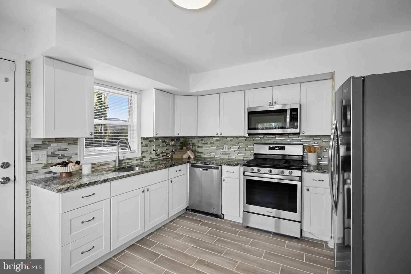 416 River Dr — photo