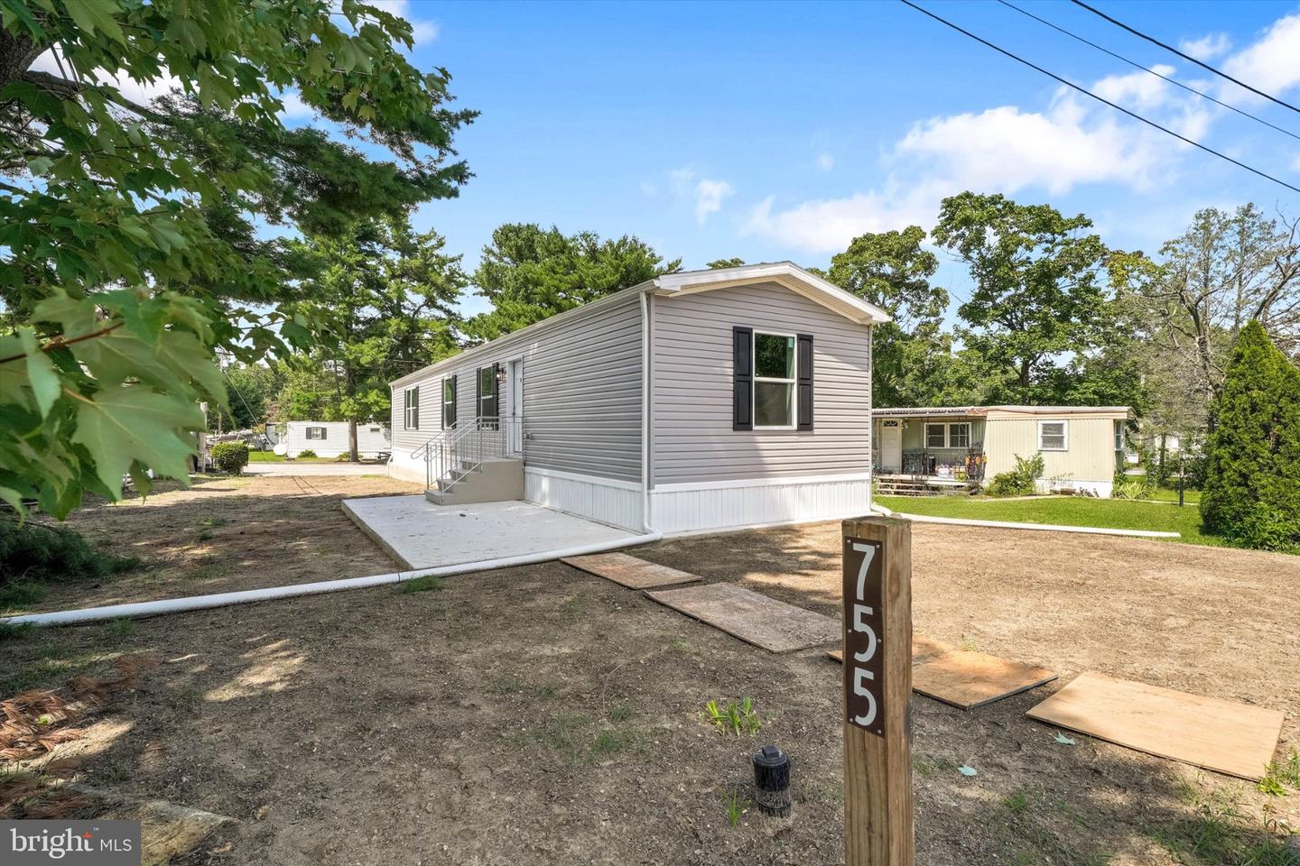 755 Woodside Dr — photo