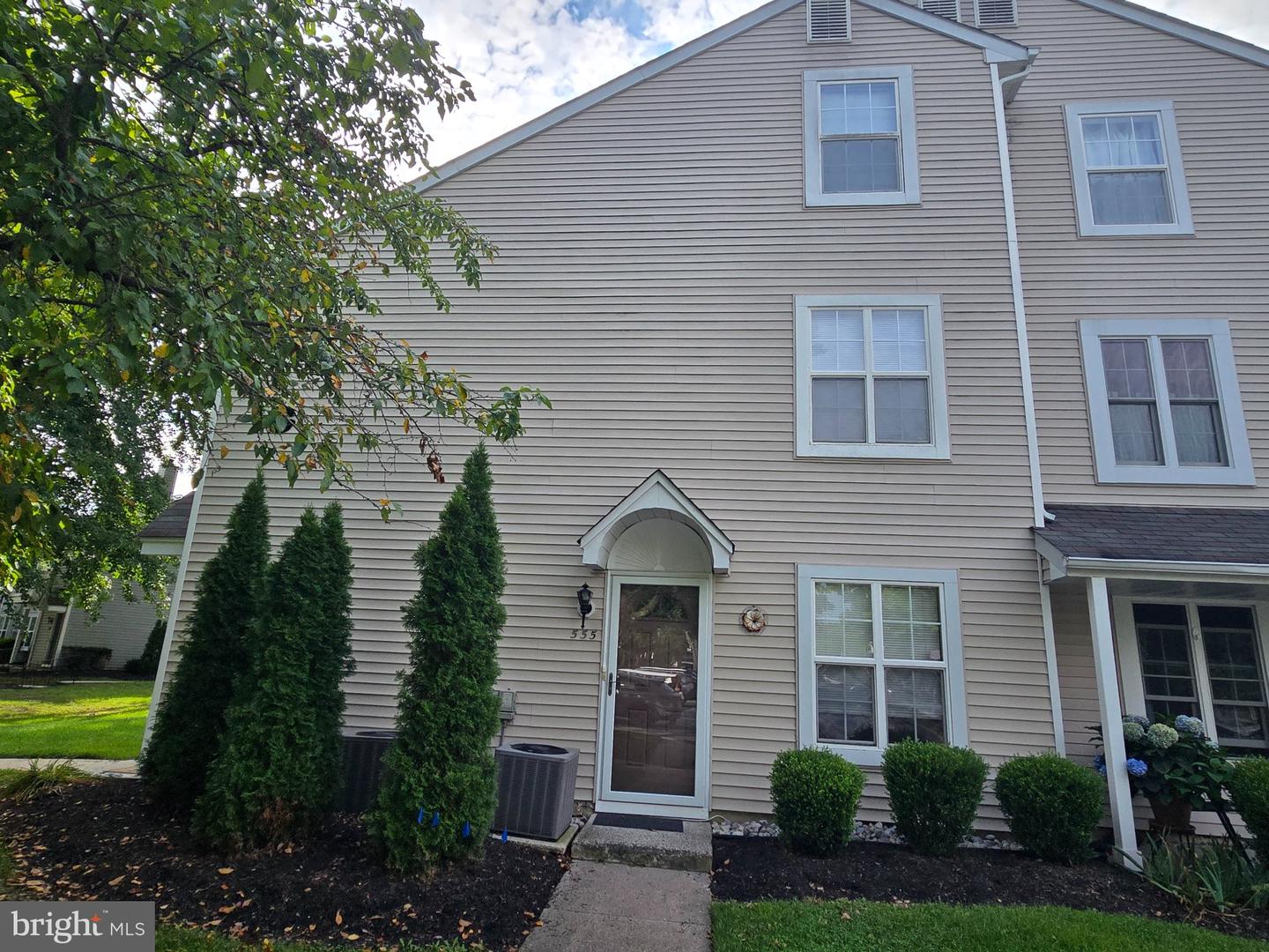 555 Shetland Ct — photo