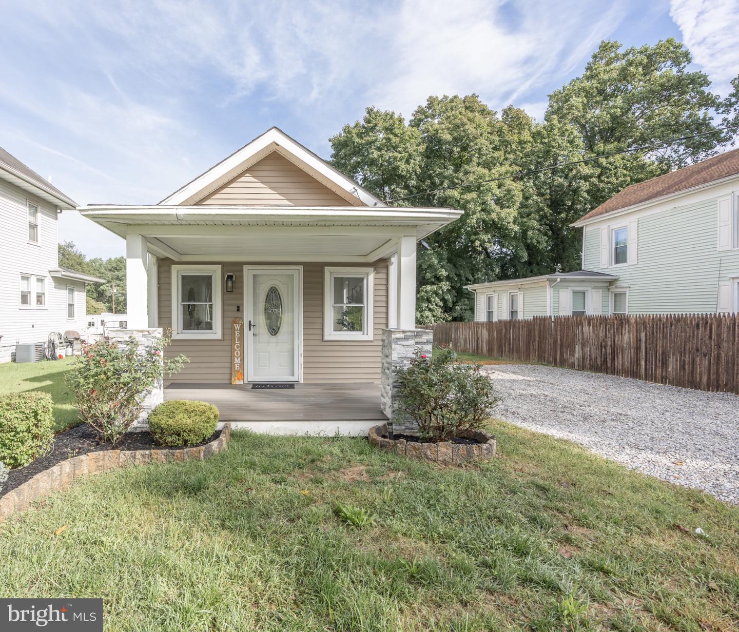 8 Columbia Ave — photo
