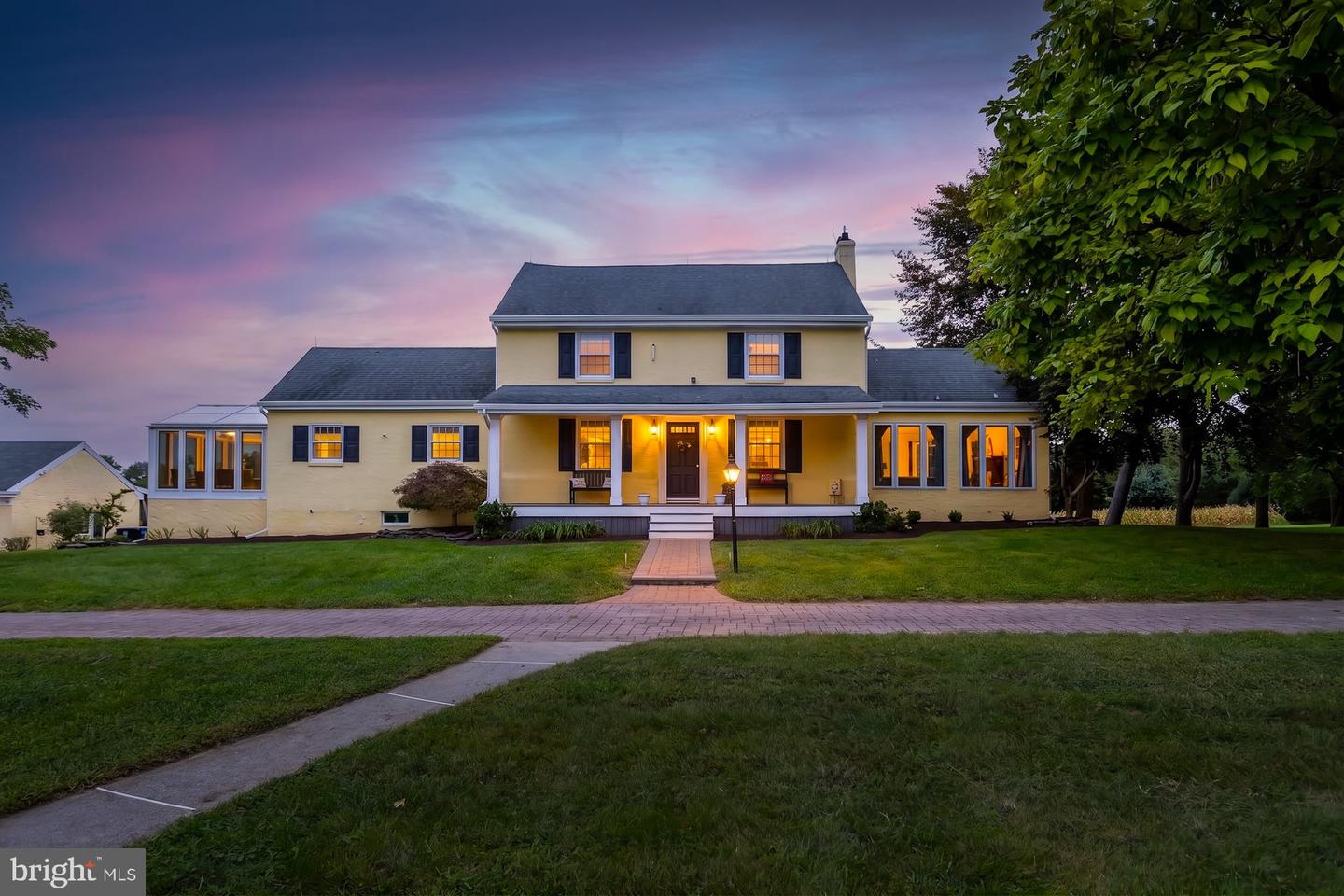 1445 Commissioners Rd — photo