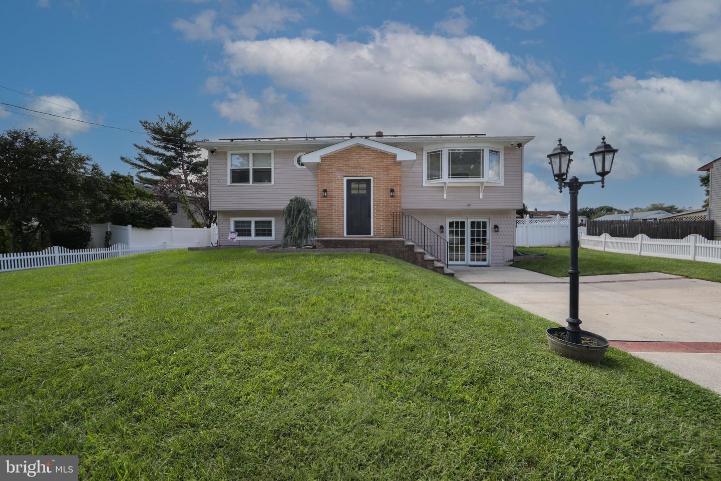 787 Lancing Rd — photo