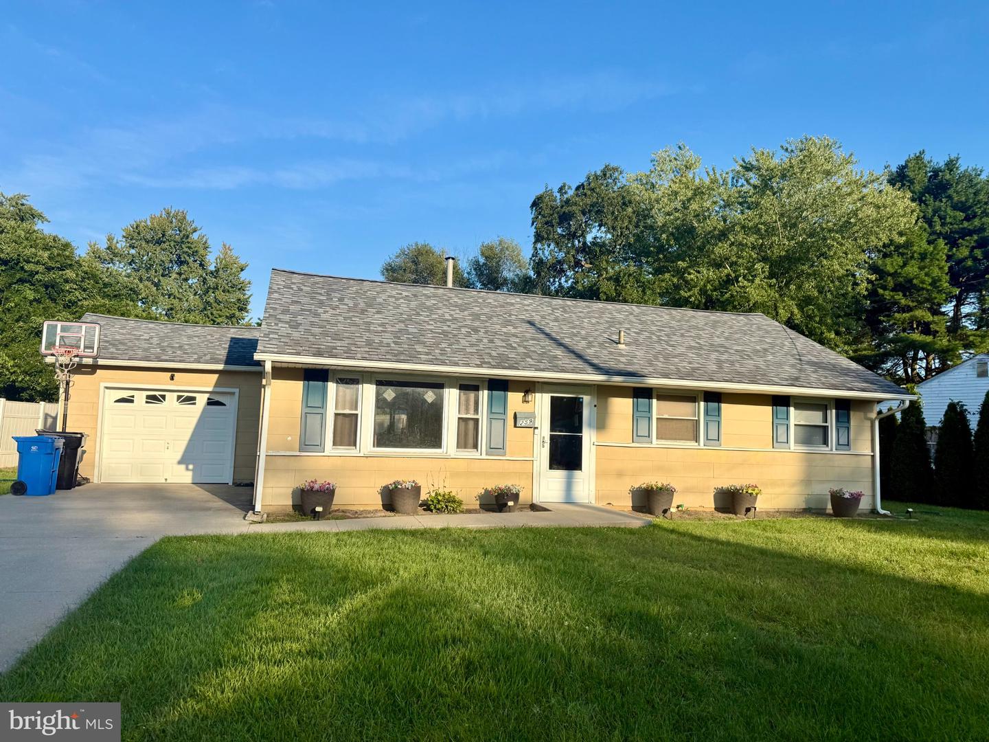 259 N Dennis Dr — photo