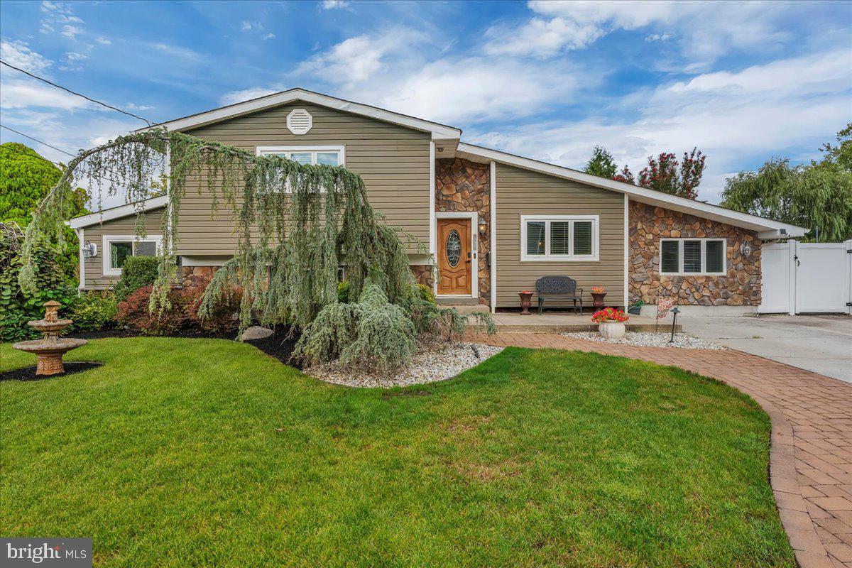 395 Lansing Dr — photo