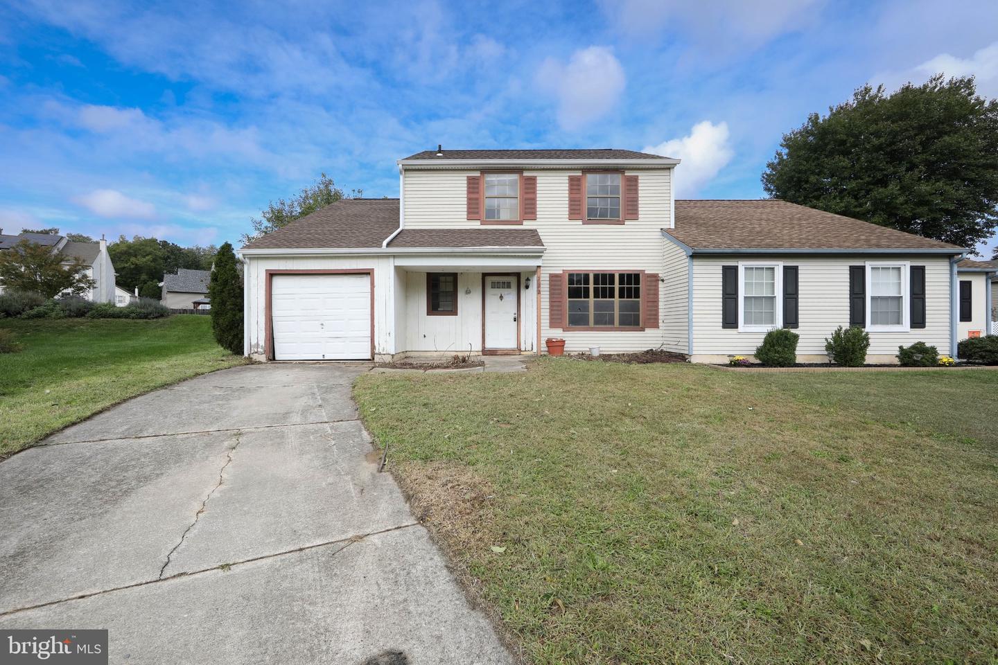 122 Burgundy Ct — photo