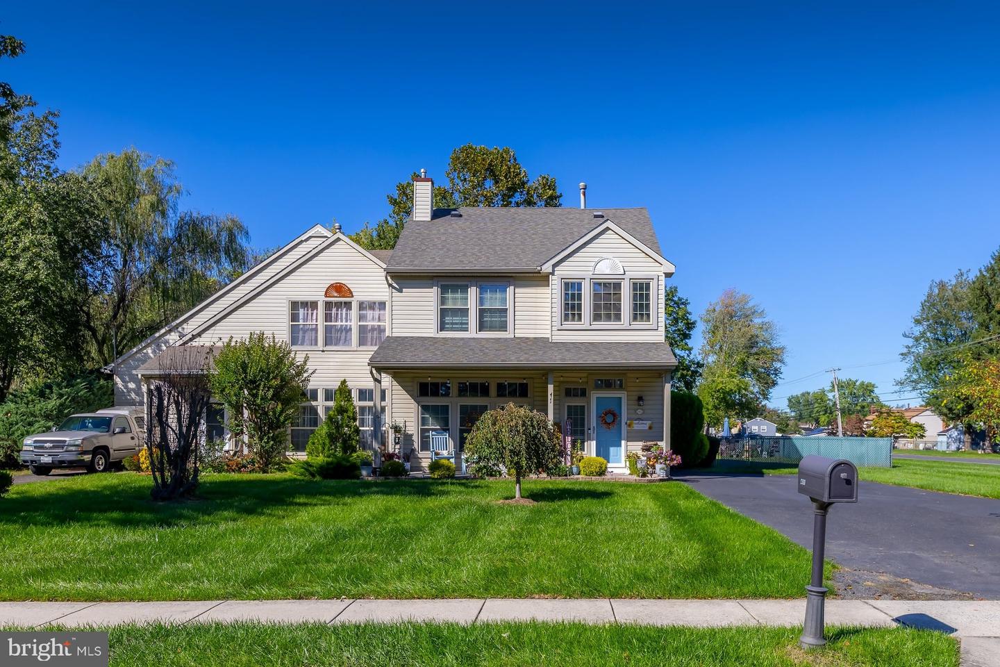 411 Longfellow Dr — photo