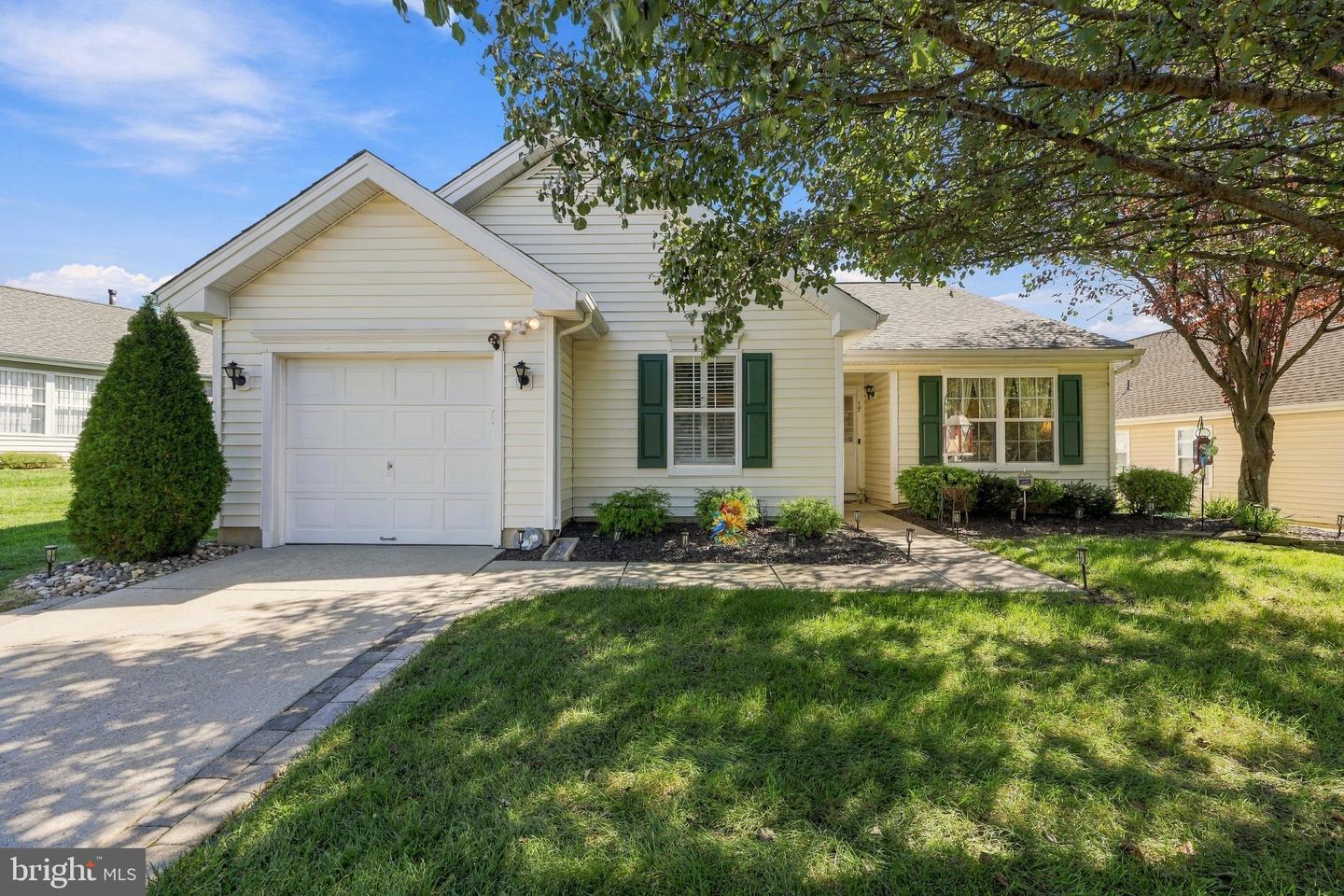 17 Maple Leaf Cir — photo