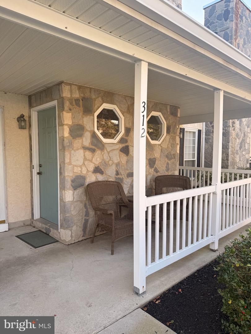 312 Whittier Ct — photo