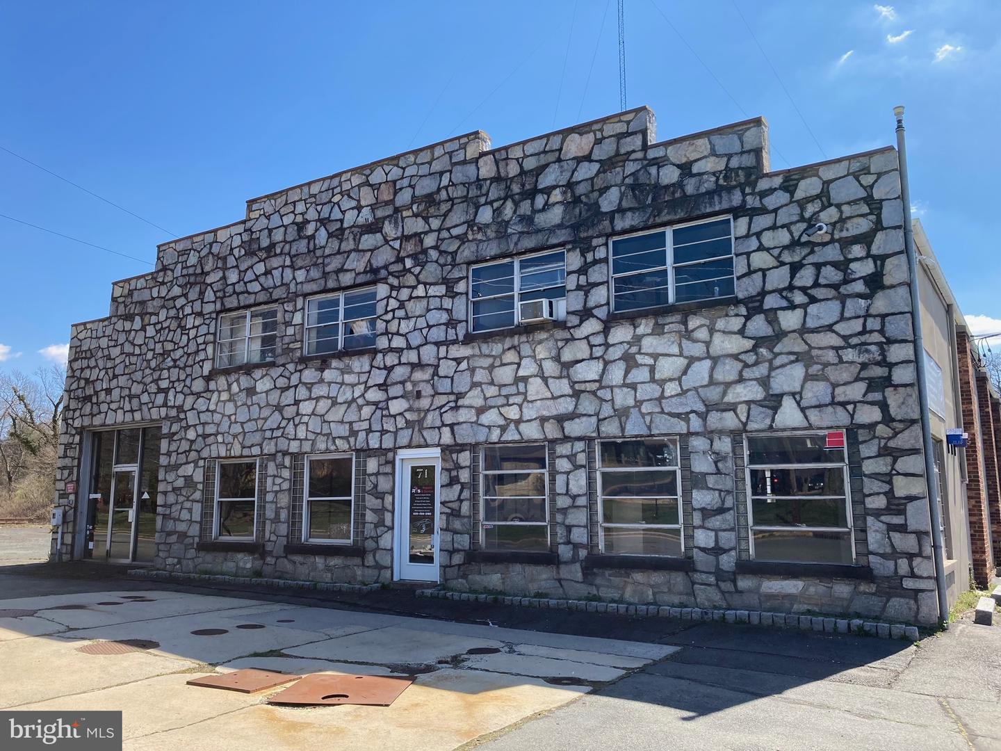 71 E Broad St — photo