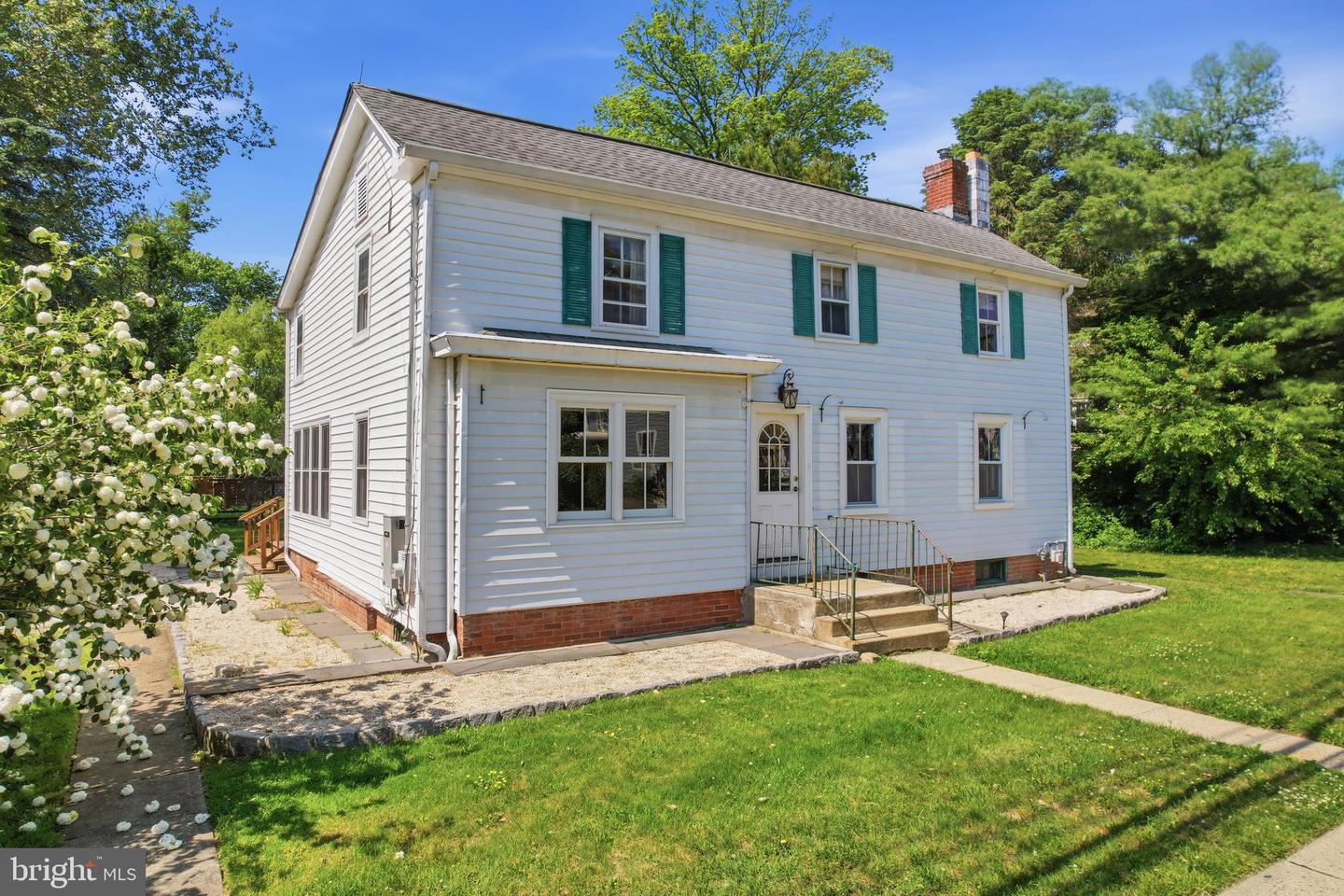 415 Village Road E — photo