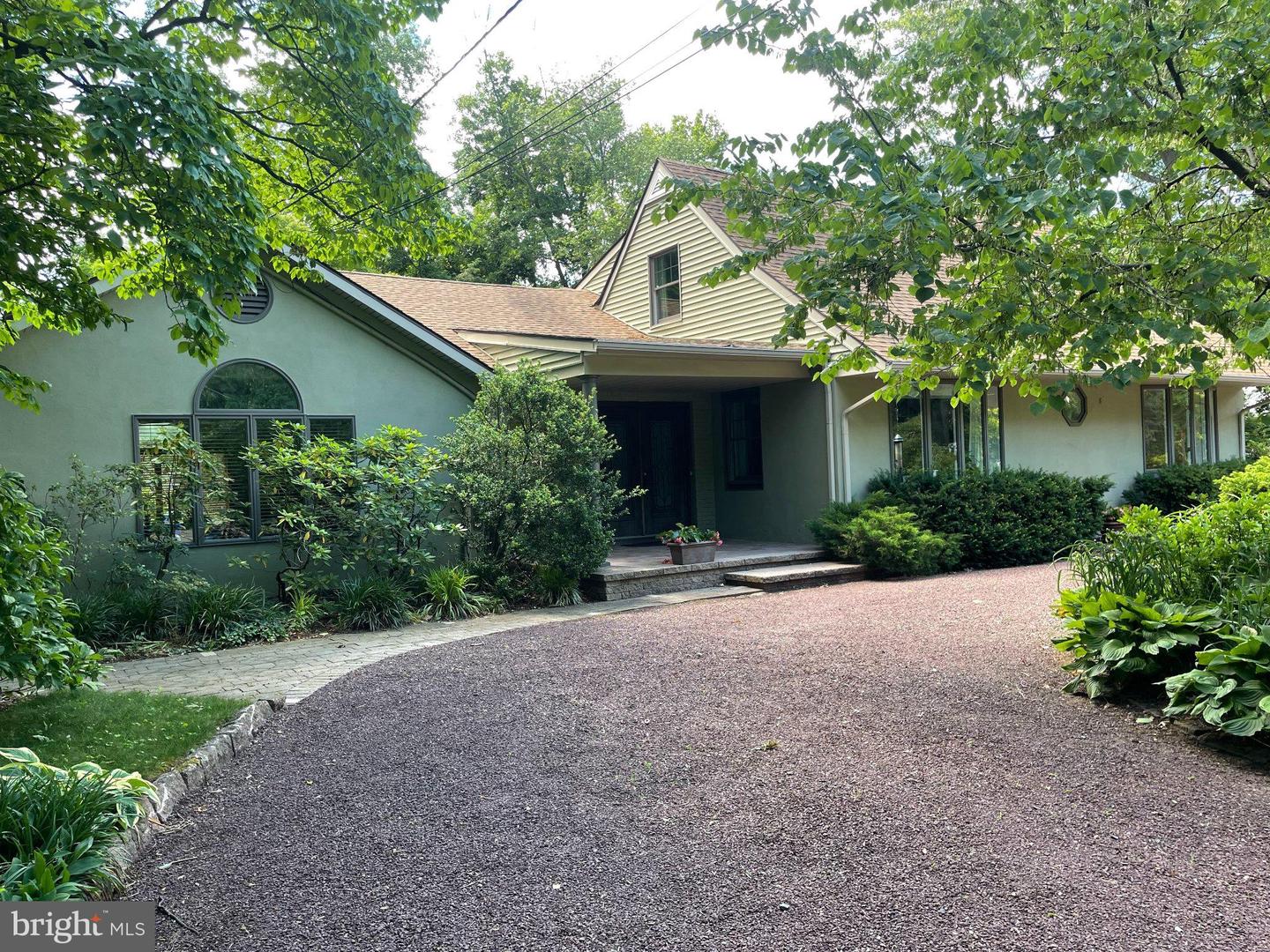 1181 Hughes Dr — photo