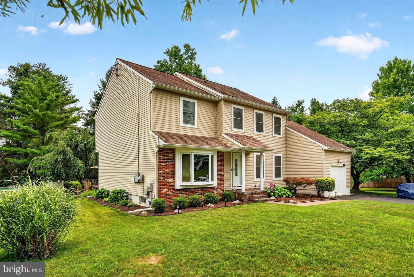 69 Willis Dr — photo