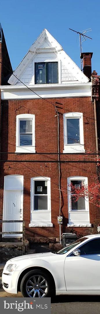 872 E State St — photo