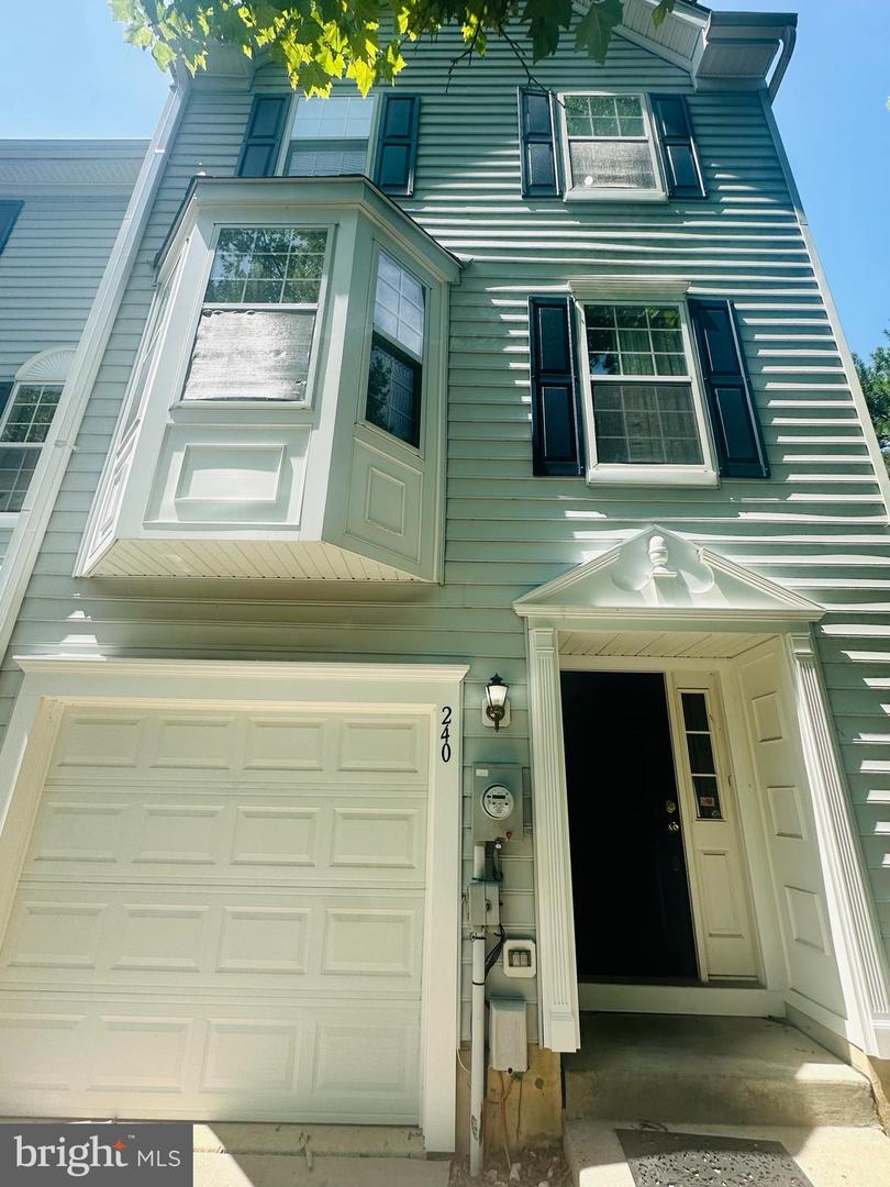 240 William Livingston Ct — photo