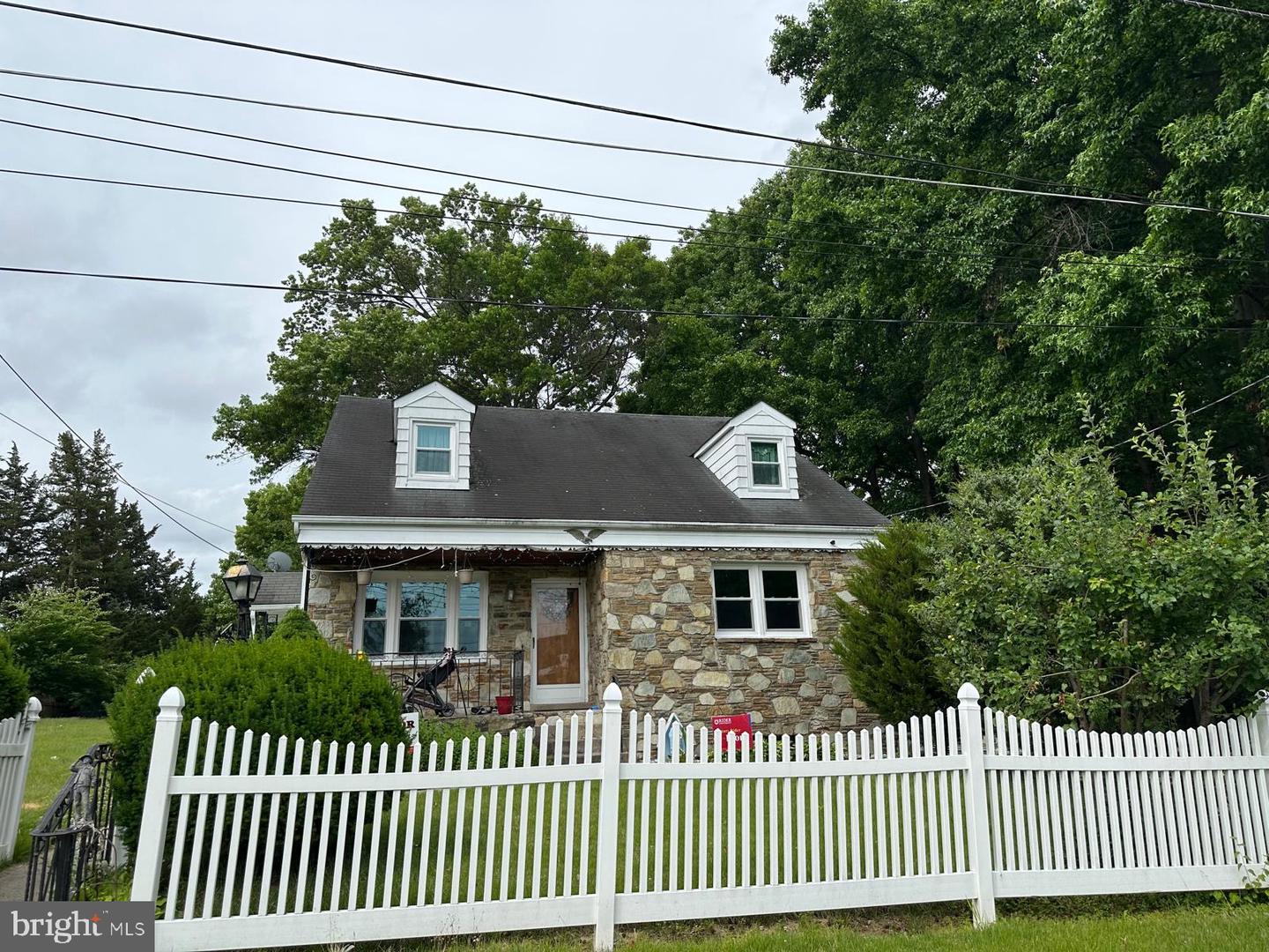 817 Lake Dr — photo