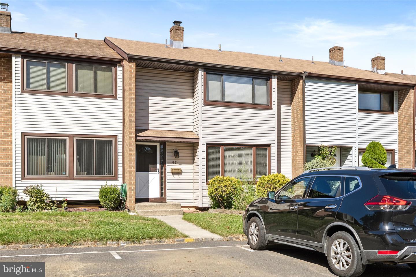 571 Fairfield Rd — photo