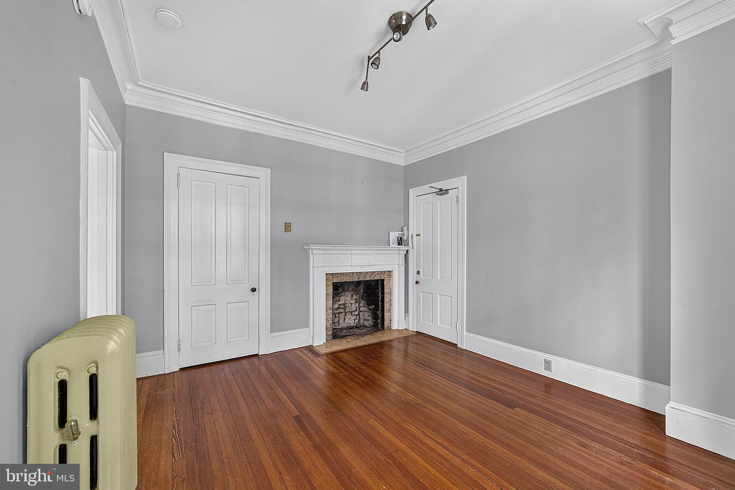 301 Nassau St #6 — photo