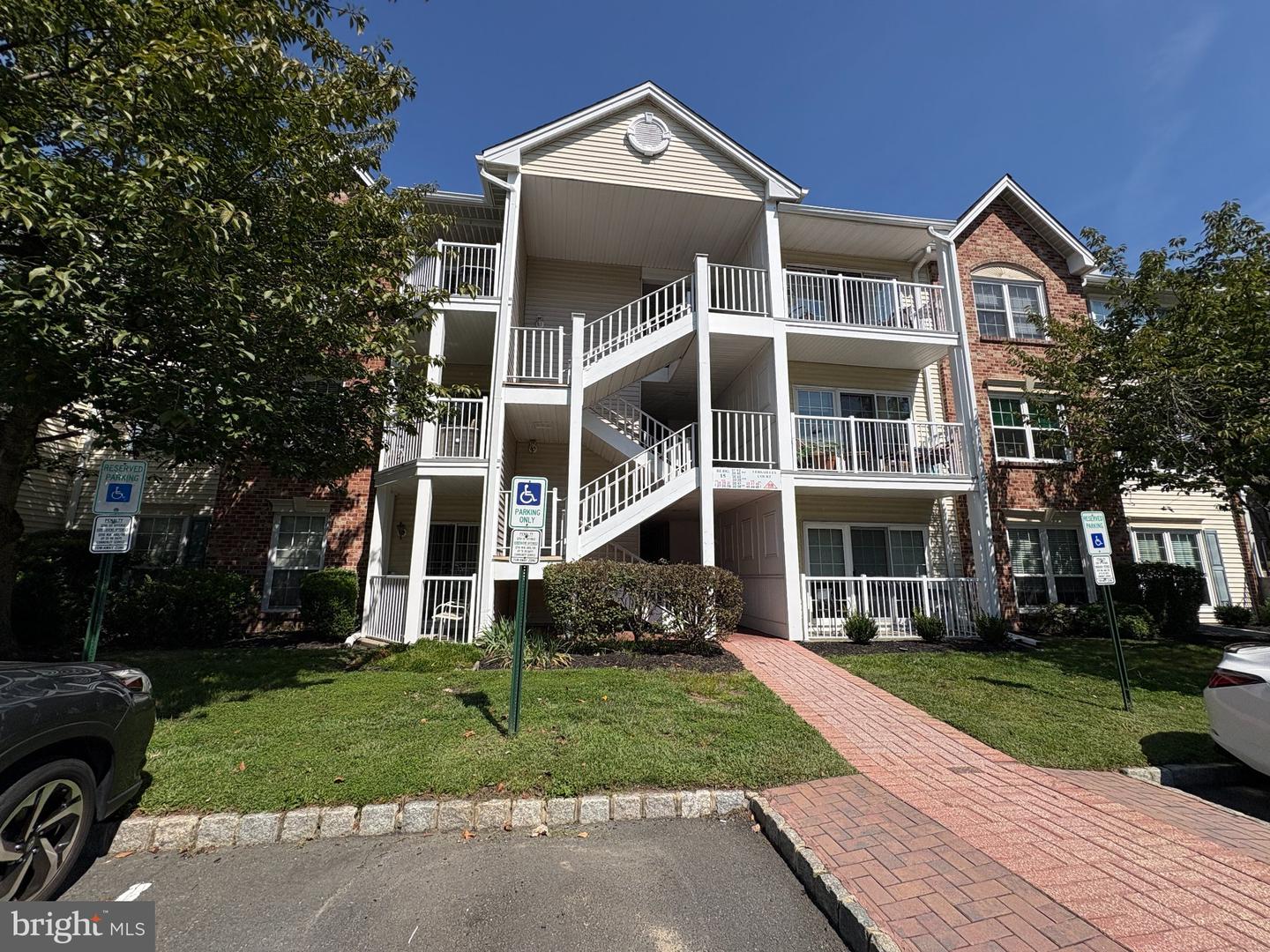 32 Versailles Ct — photo