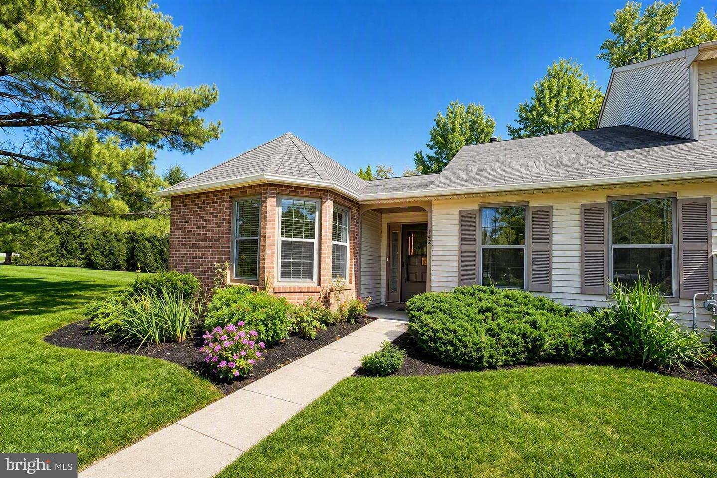 142 Tynemouth Ct — photo