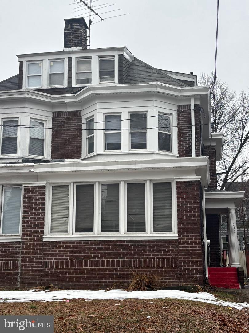 649 W State St — photo