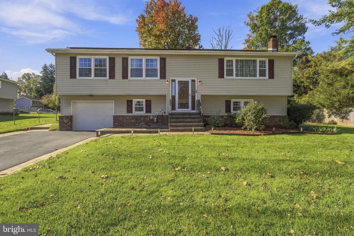 5 Michelle Ct — photo