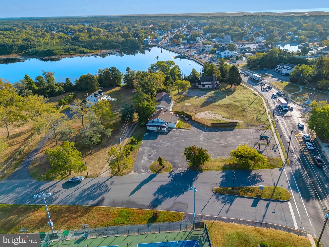 111 Lakeside Dr — photo
