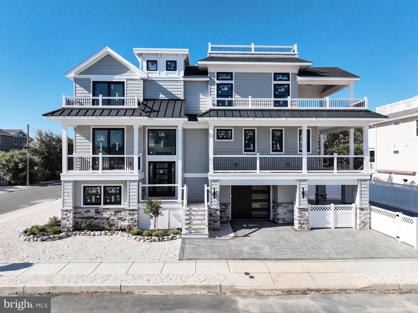 2912 Beach Ave — photo