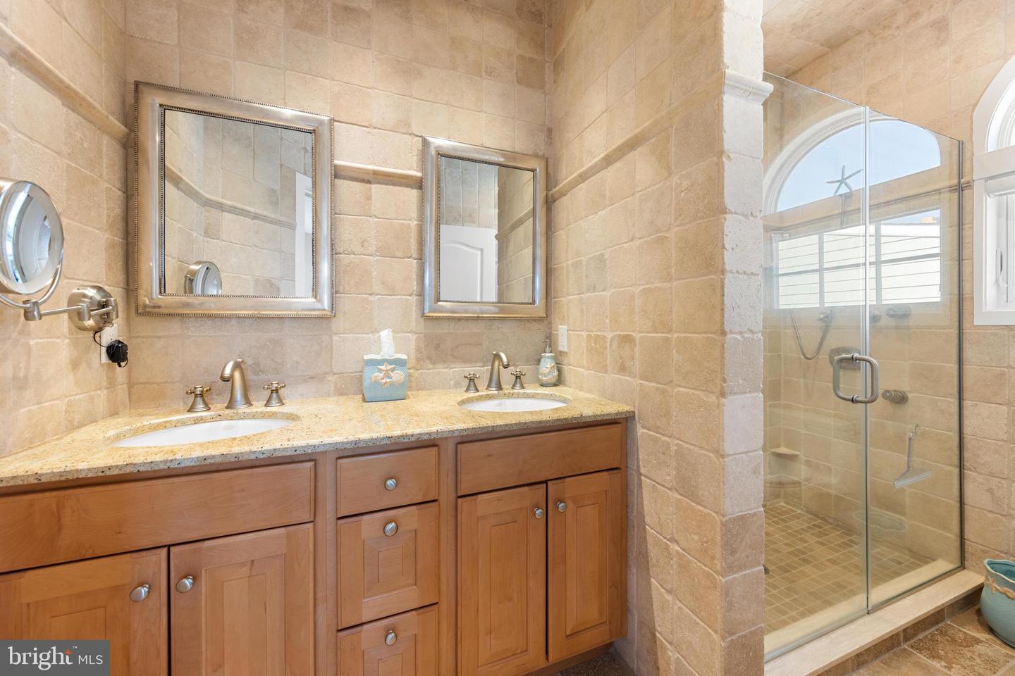 15 W Ryerson Ln — photo