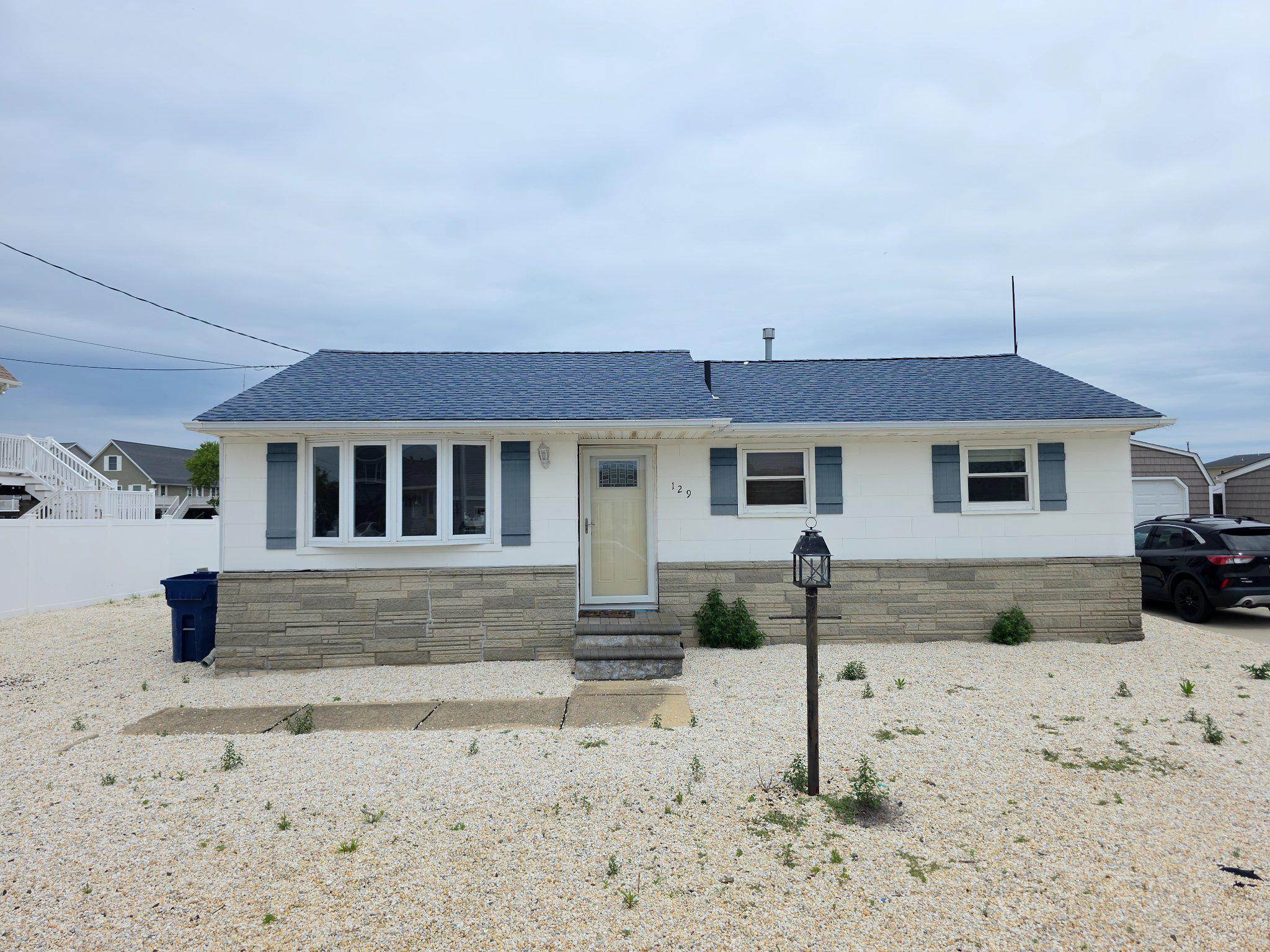129 E Raritan Dr — photo