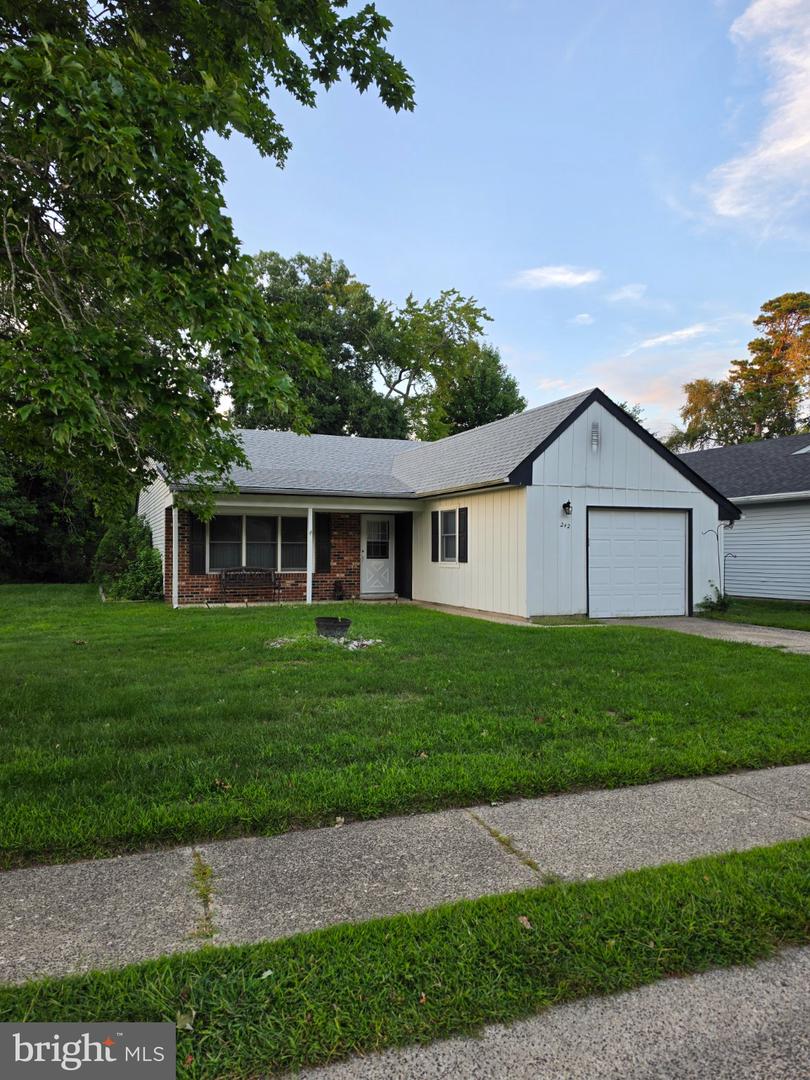 242 Lexington Dr — photo