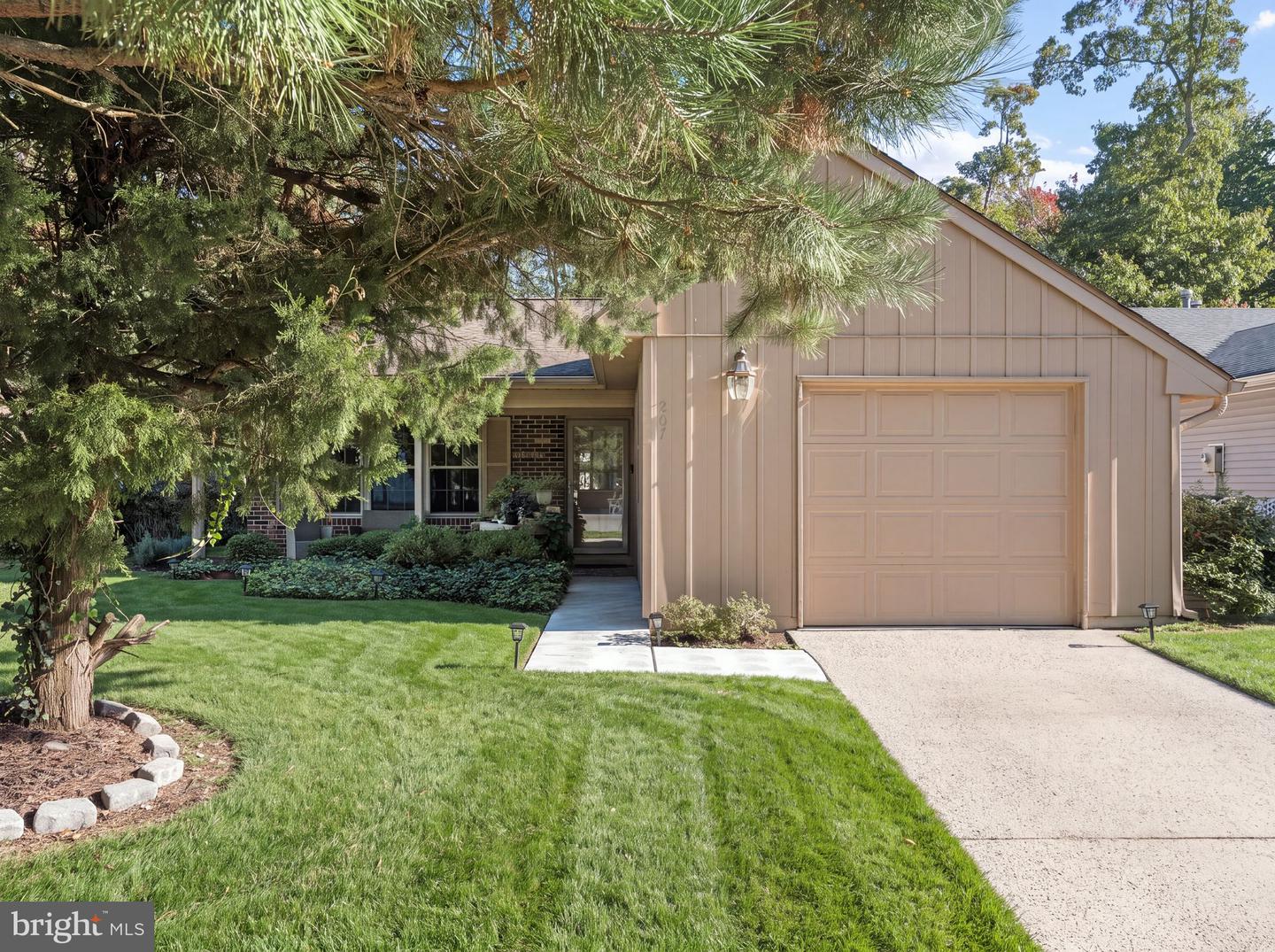 207 Lexington Dr — photo
