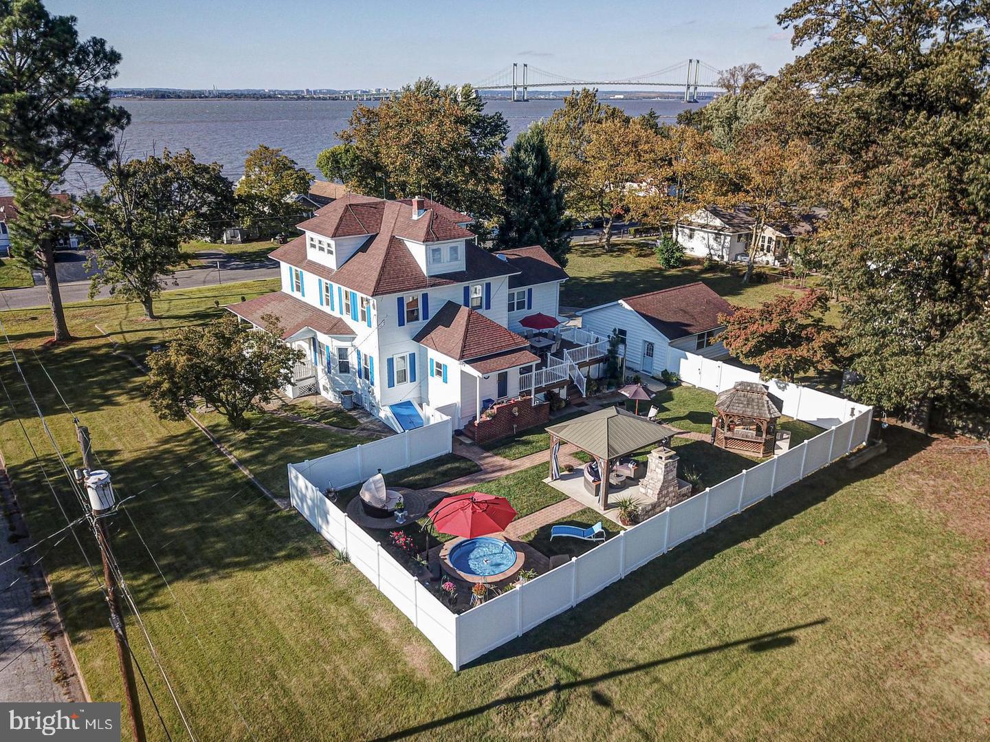 110 N River Dr — photo