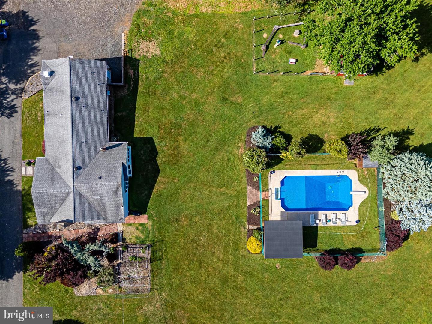 327 Summer Rd — photo