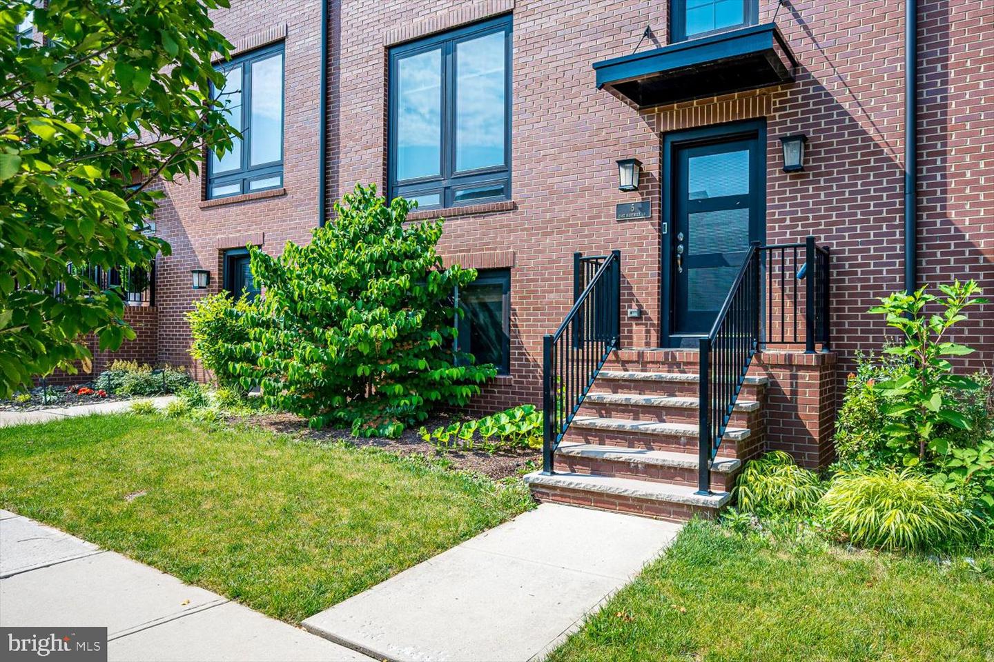 5 E Hartwick Dr — photo