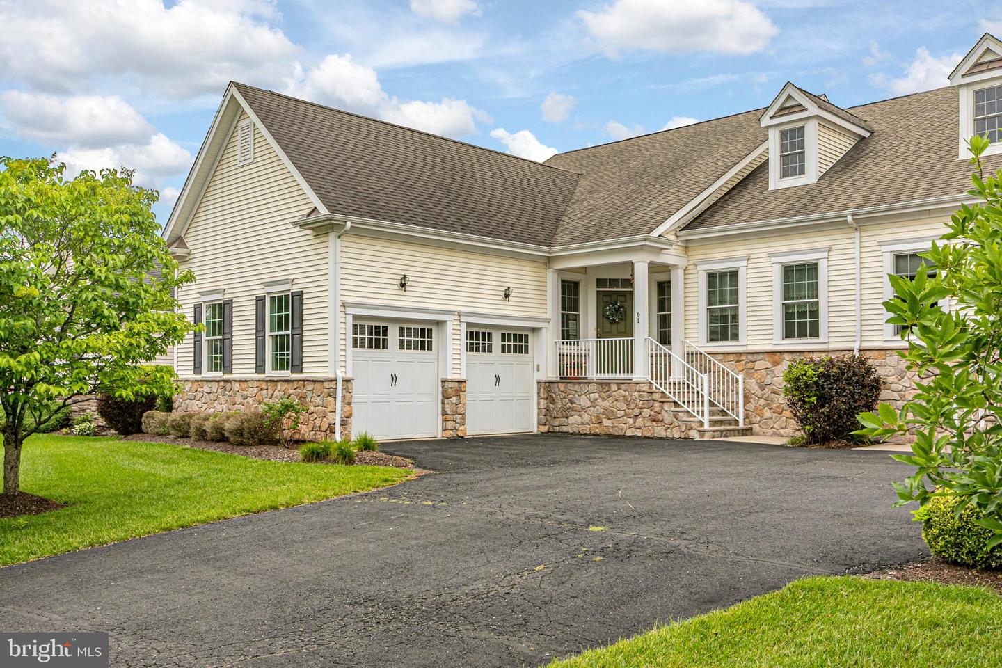 61 Bedford Dr — photo