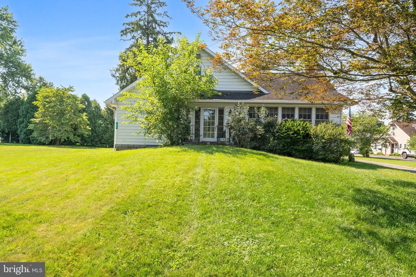 956 Fairfield Rd — photo
