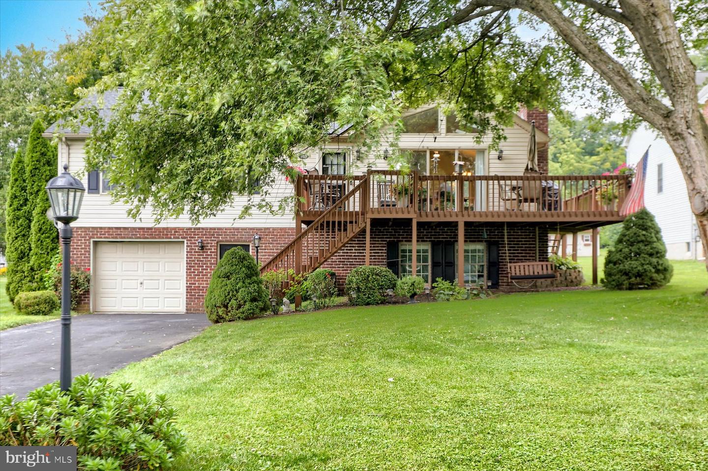 483 Lake Meade Dr — photo